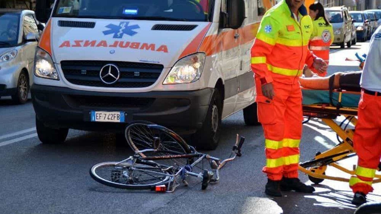 pagina di cronaca auto pirata investe ragazzino in bicicletta