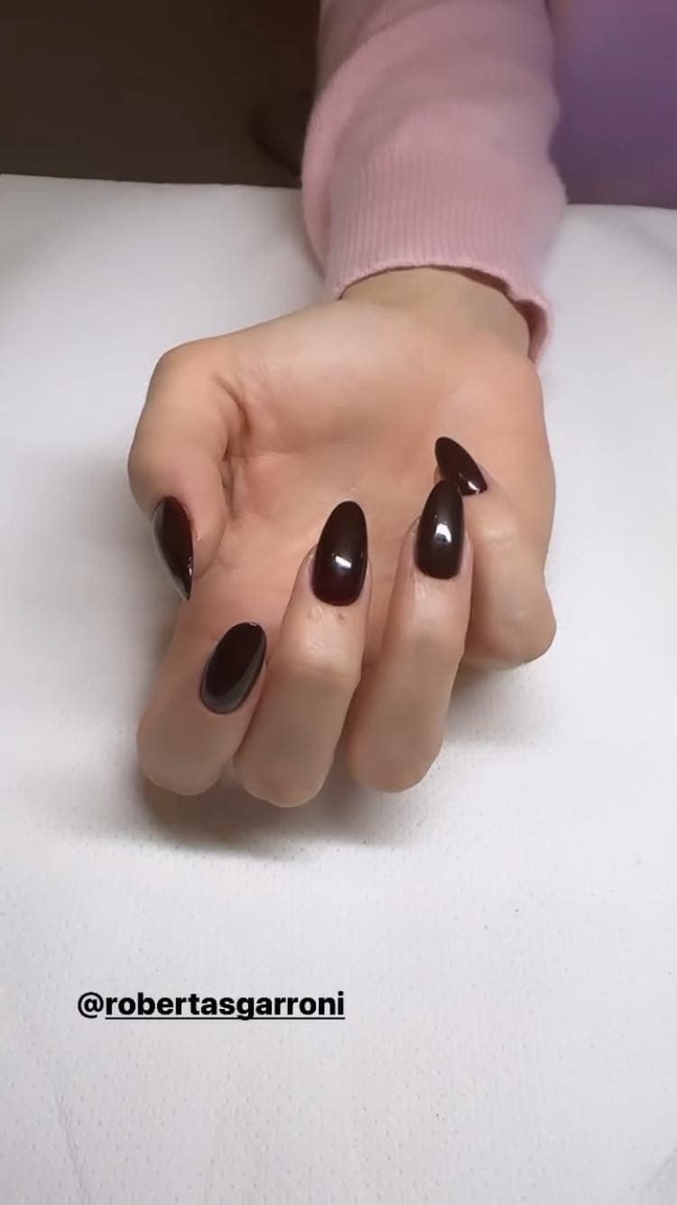 La manicure dark di Ilary Blasi