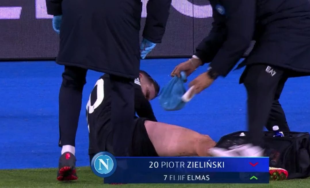 Zielinski capisce subito di essersi fatto molto male.