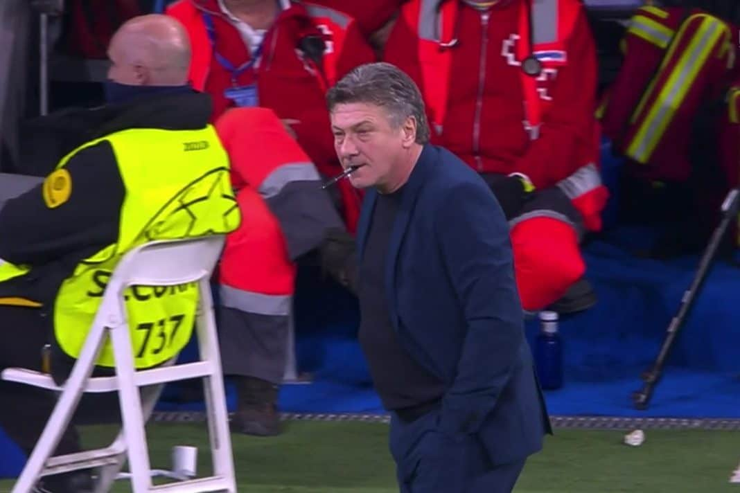 Mazzarri morde una penna dal nervosismo durante Real-Napoli.