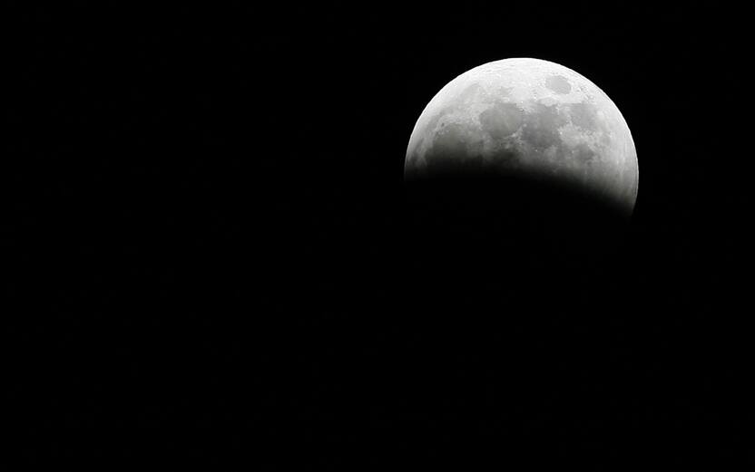 20070303 - MILANO - ECLISSI DI LUNA. Una fase dell'eclissio di luna di questa sera.DANIEL DAL ZENNARO/ANSA