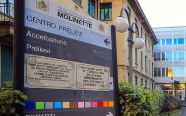 Torino, Azienda Ospedaliero-Universitaria CittÃ  della Salute e della Scienza di Torino presidio Molinette, ingresso. (torino - 2020-12-30, costa1ftg) p.s. la foto e' utilizzabile nel rispetto del contesto in cui e' stata scattata, e senza intento diffamatorio del decoro delle persone rappresentate