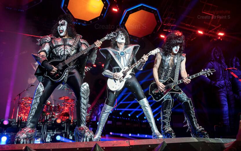 00-kiss-getty