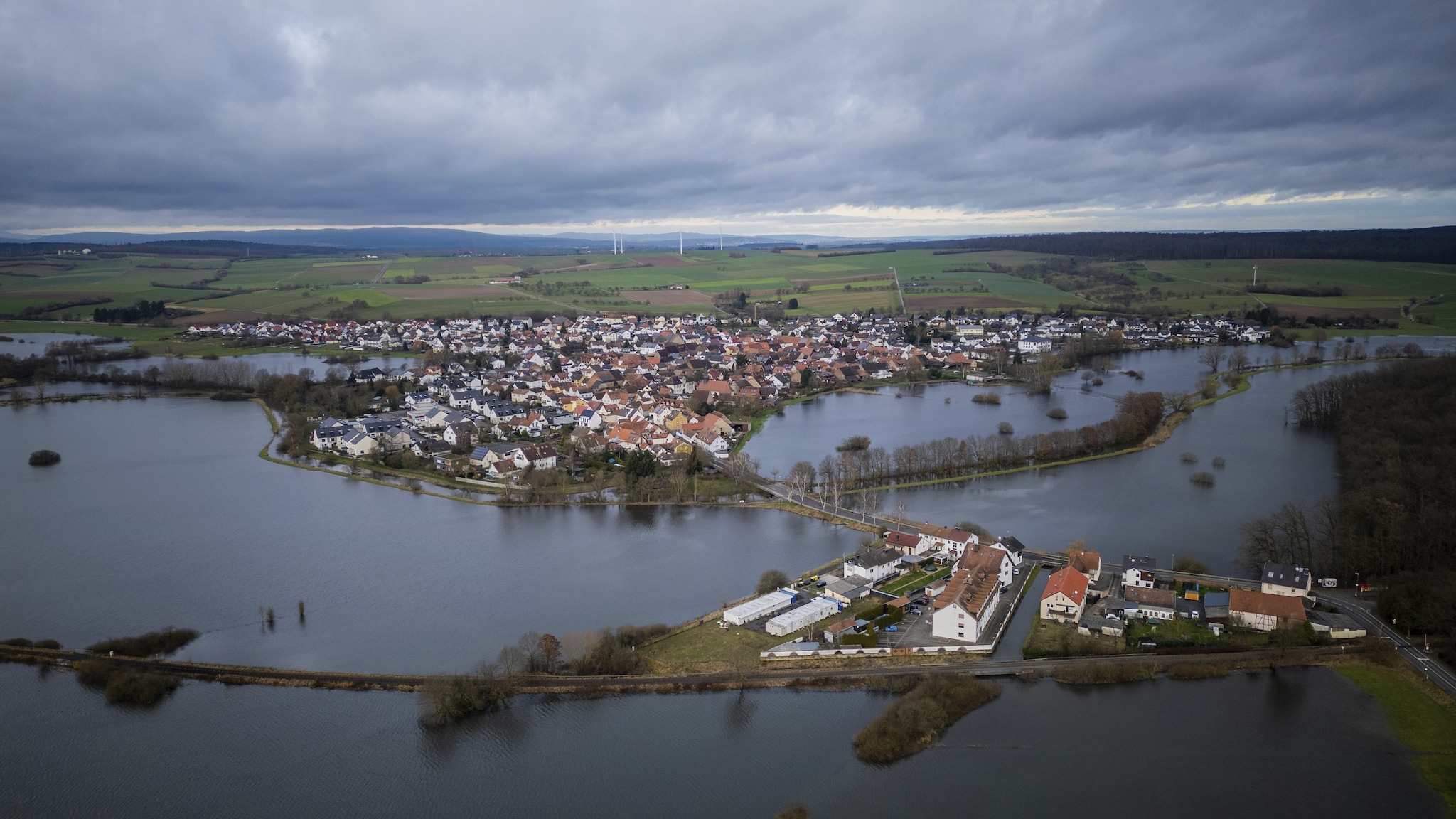 Strade ed edifici residenziali sono stati allagati nell'area del fiume Woerpe a Lilienthal, in Germania, giovedì 28 dicembre 2023.