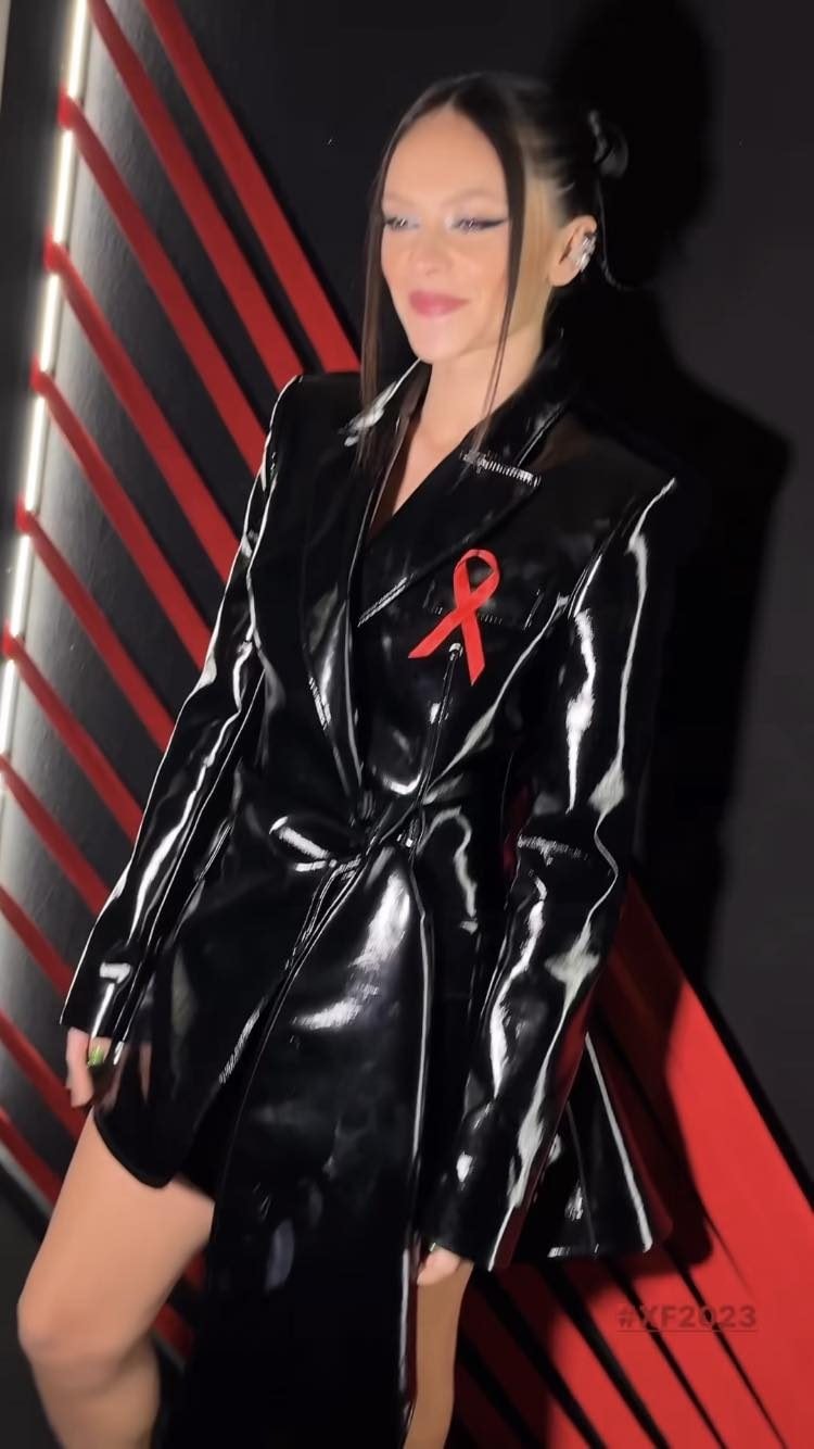 Francesca Michielin con l'abito giacca di vernice
