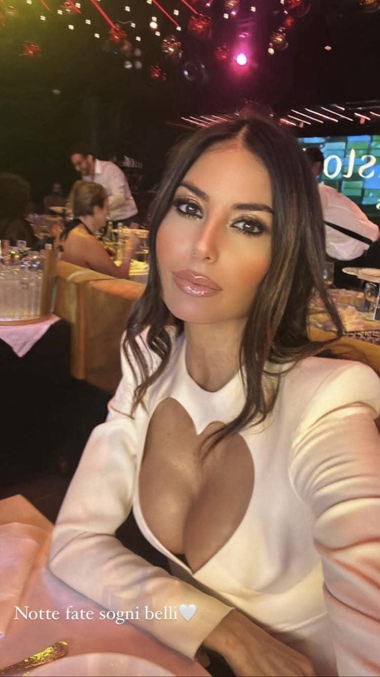 Elisabetta Gregoraci col cut-out sul seno