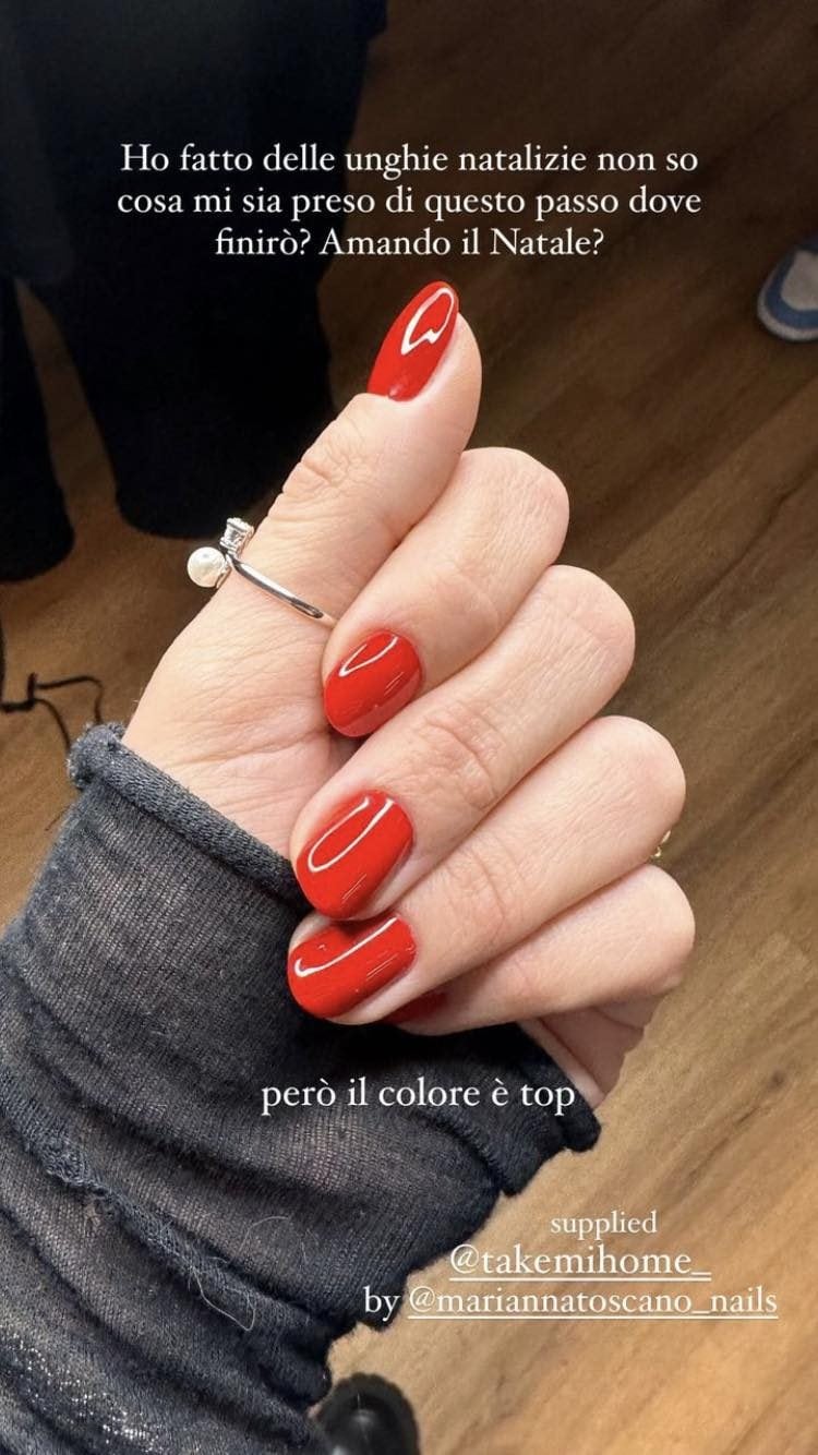 La manicure rossa di Aurora Ramazzotti