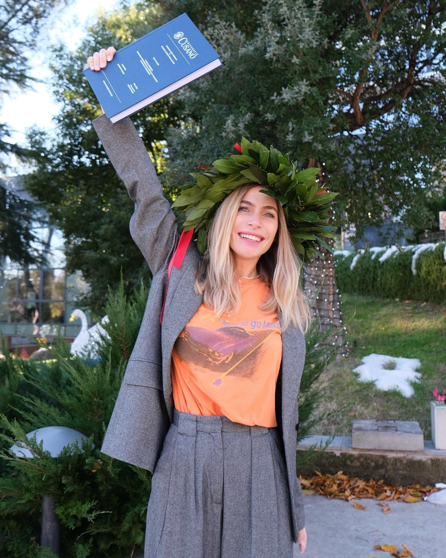 Eleonora Pedron in tailleur grigio