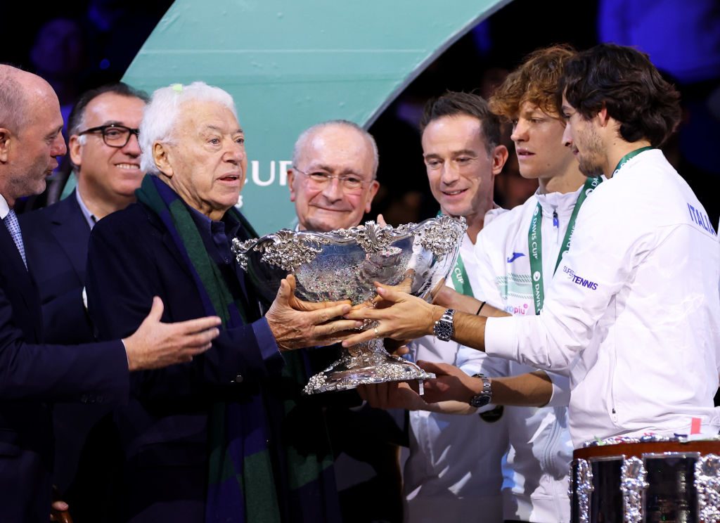 Nicola Pietrangeli a Malaga con il trofeo del 2023, che gli passano Sinner e Musetti.