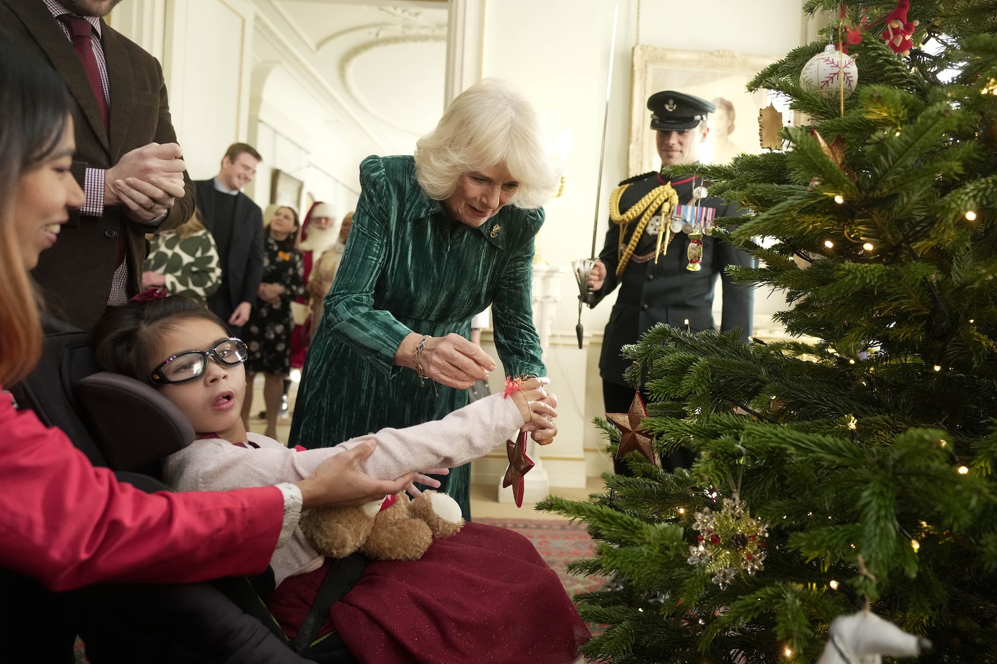 Camilla addobba l'albero di Natale a Clarence House