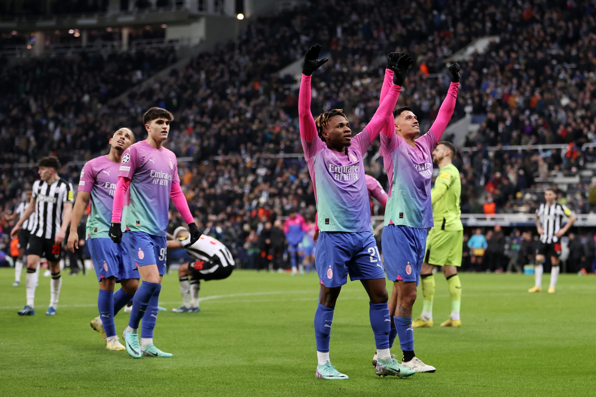 La soddisfazione finale dei giocatori rossoneri per la vittoria in Champions a Newcastle