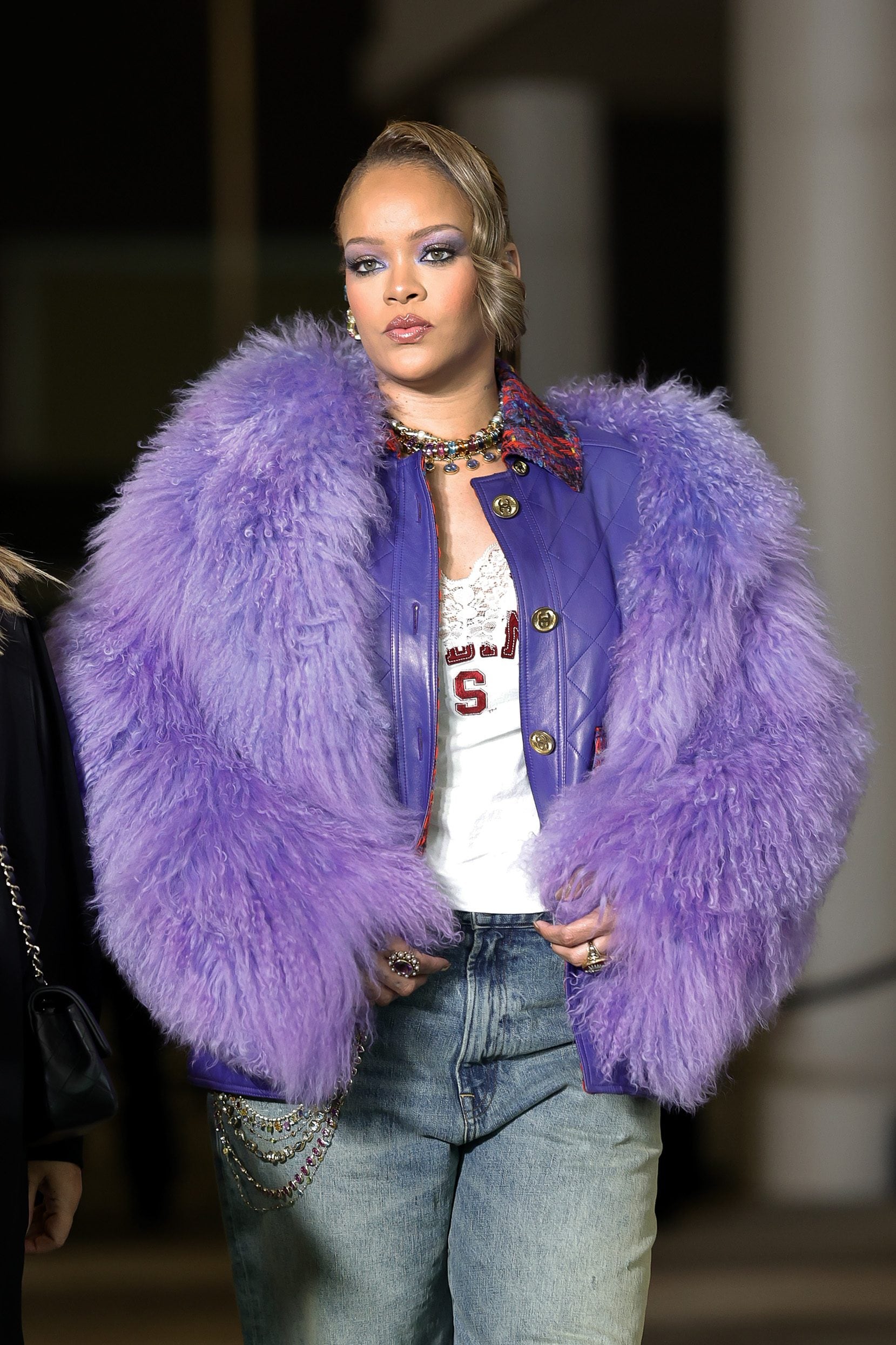 Rihanna con la giacca trapuntata Chanel