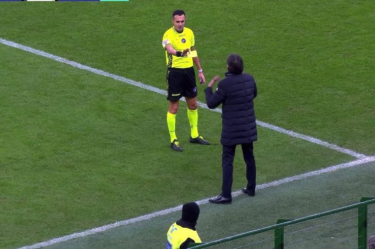 Le proteste di Simone Inzaghi con l'arbitro prima del rigore di Calhanoglu.