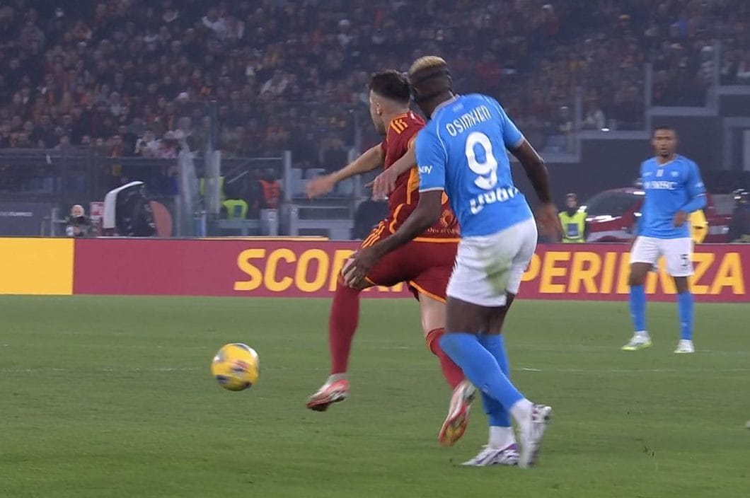 Il contatto tra Osimhen ed El Shaarawy che è costato l'espulsione all'attaccante del Napoli.