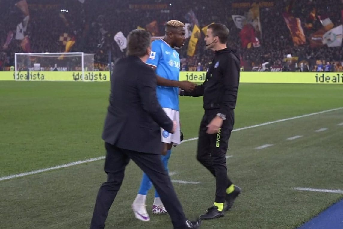 Osimhen trattenuto da Mazzarri mentre va faccia a faccia contro il Quarto Uomo.