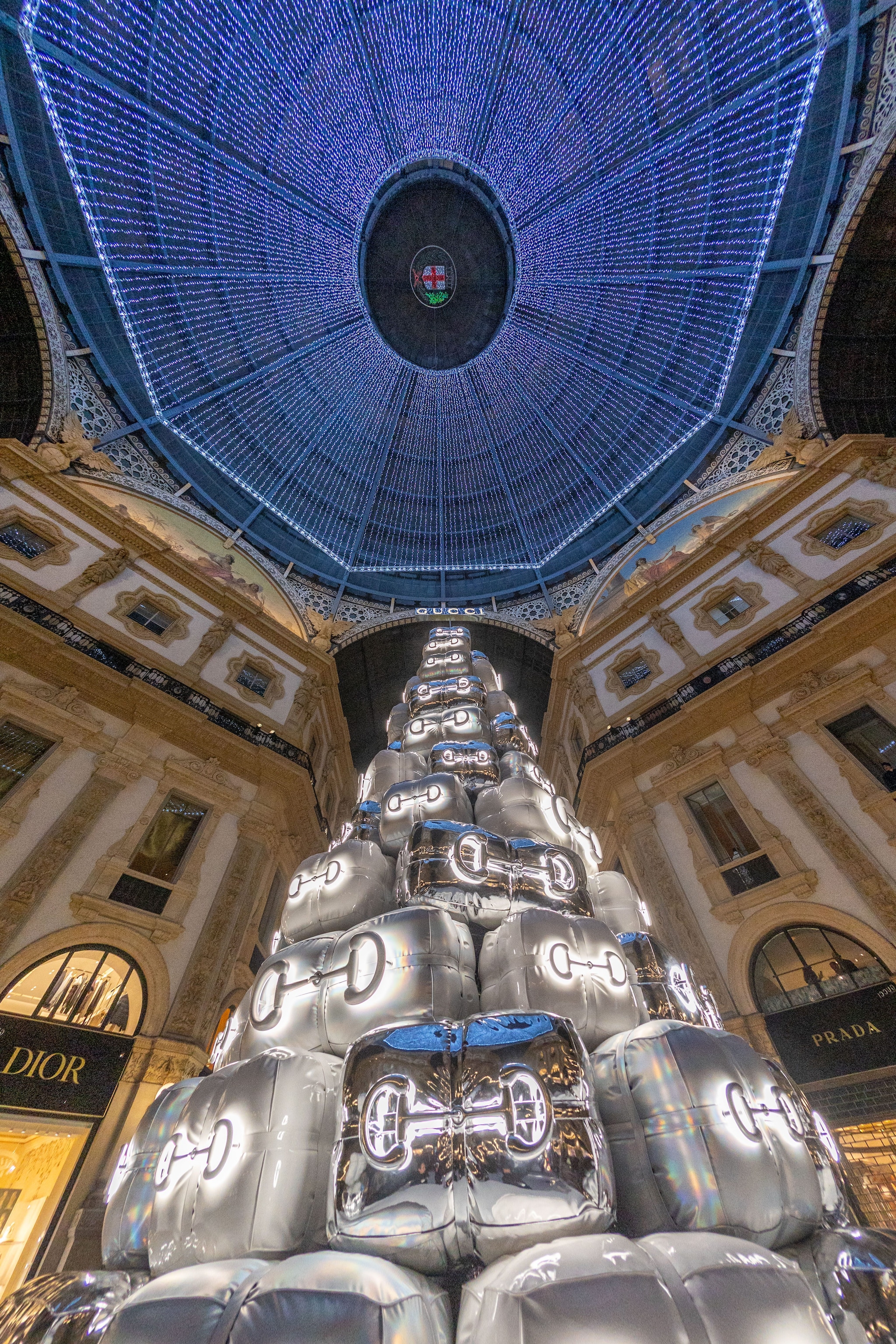 Albero di Natale 2023 firmato Gucci in Galleria Vittorio Emanuele a Milano