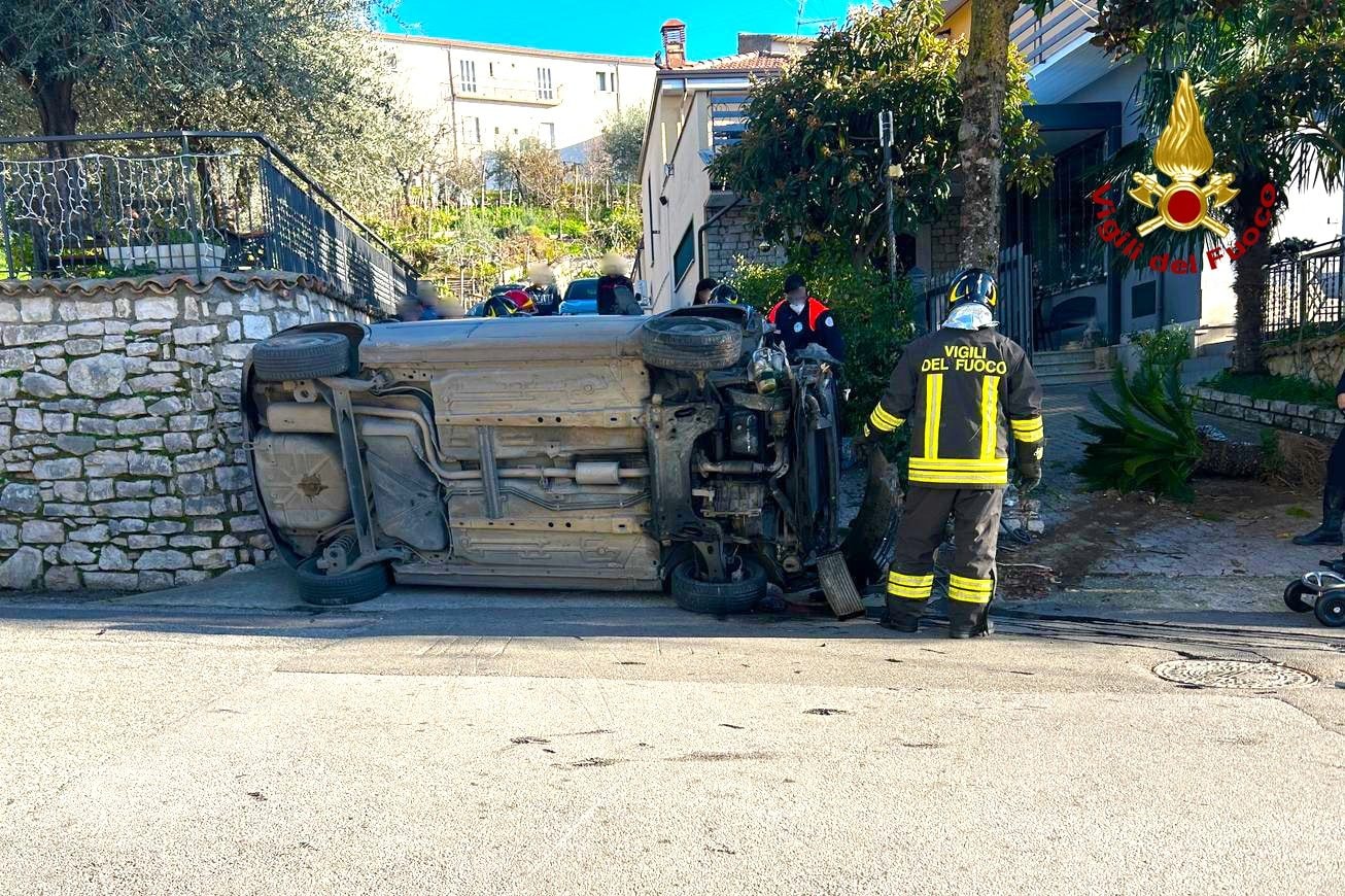 L'automobile ribaltatasi a Fontanarosa dopo l'incidente.