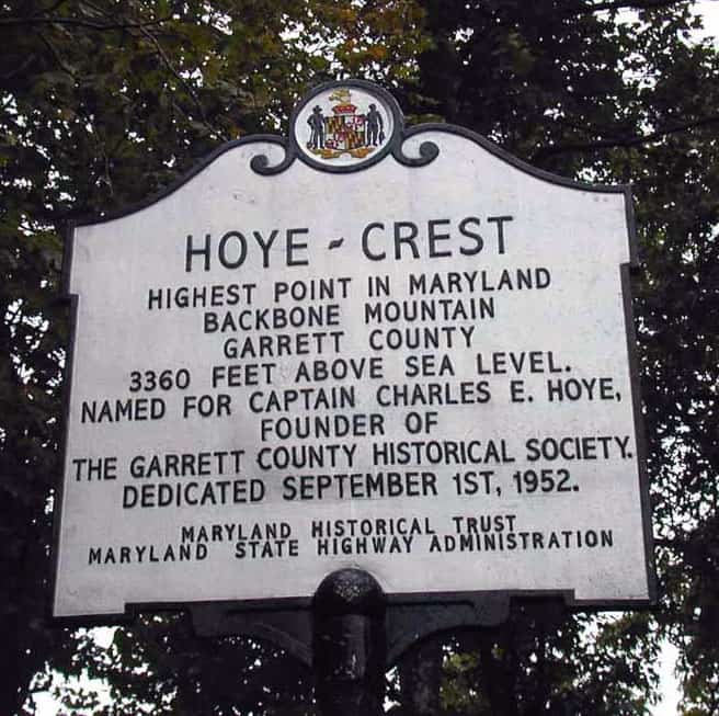 Sign marking Hoye-Crest. 