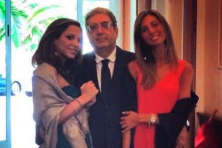 Emanuela Perinetti accanto al padre, Giorgio, e alla sorella in un'immagine di Instagram.