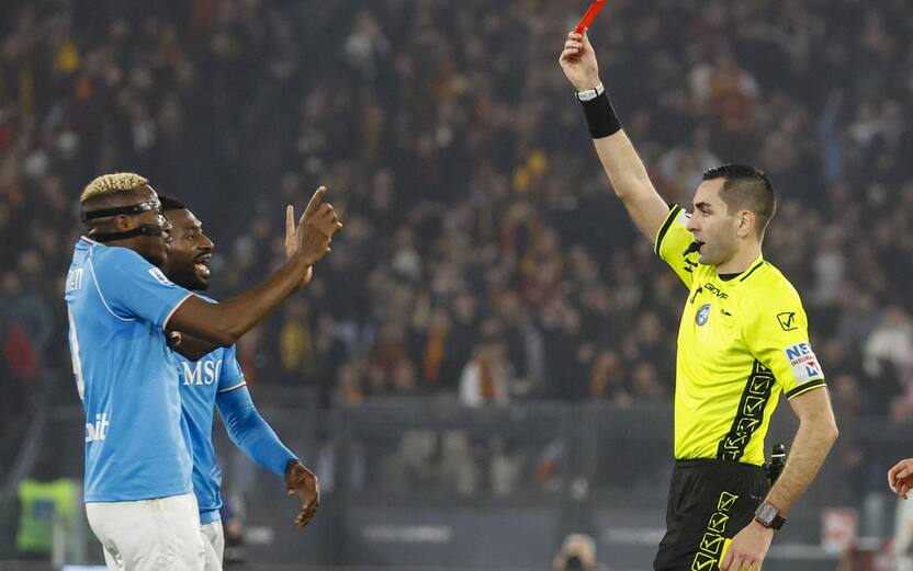 Referee Andrea Colombo shows the red card to Napoli's Victor Osimhen (L) during the Italian Serie A soccer match between AS Roma and SSC Napoli at the Olimpico stadium in Rome, Italy, 23 December 2023. ANSA/FABIO FRUSTACI