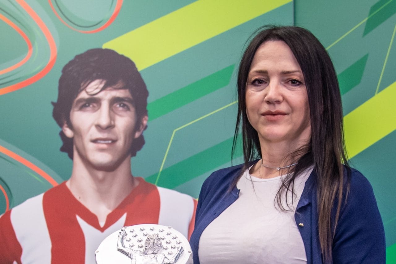 La moglie di Paolo Rossi col premio 'Pablito', che va al capocannoniere della Serie B