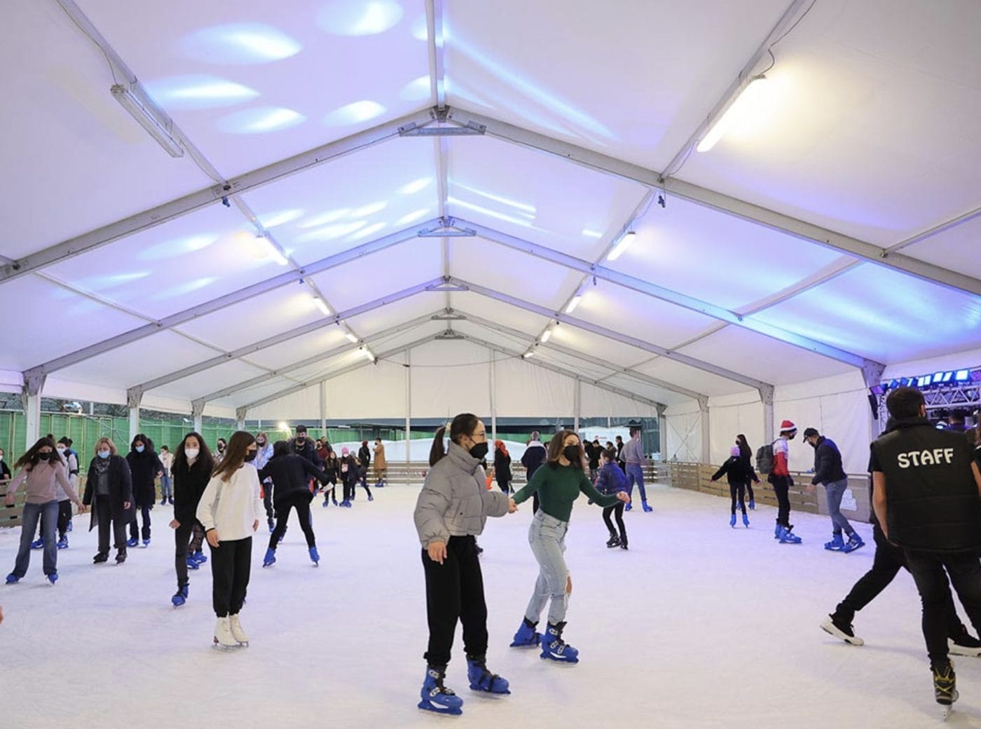 La pista di pattinaggio coperta in Piazza Re di Roma