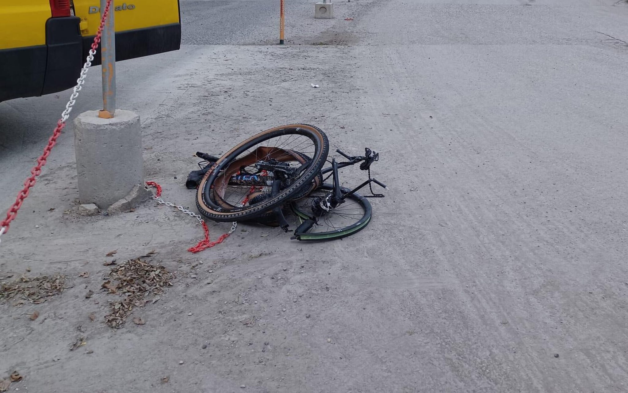 I resti della bicicletta di Rebellin dopo il tremendo urto con il camion