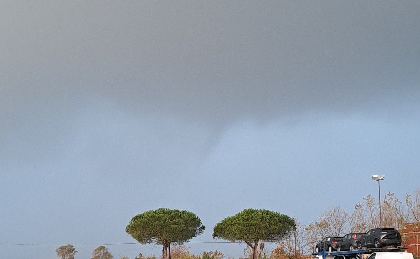 Tromba d'aria a Fiumicino, foto da Facebook.