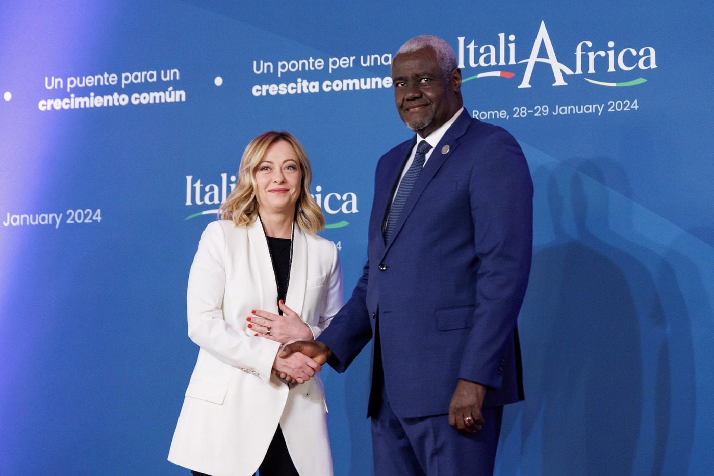 Giorgia Meloni insieme al presidente dell’Unione africana, Moussa Faki Mahamat