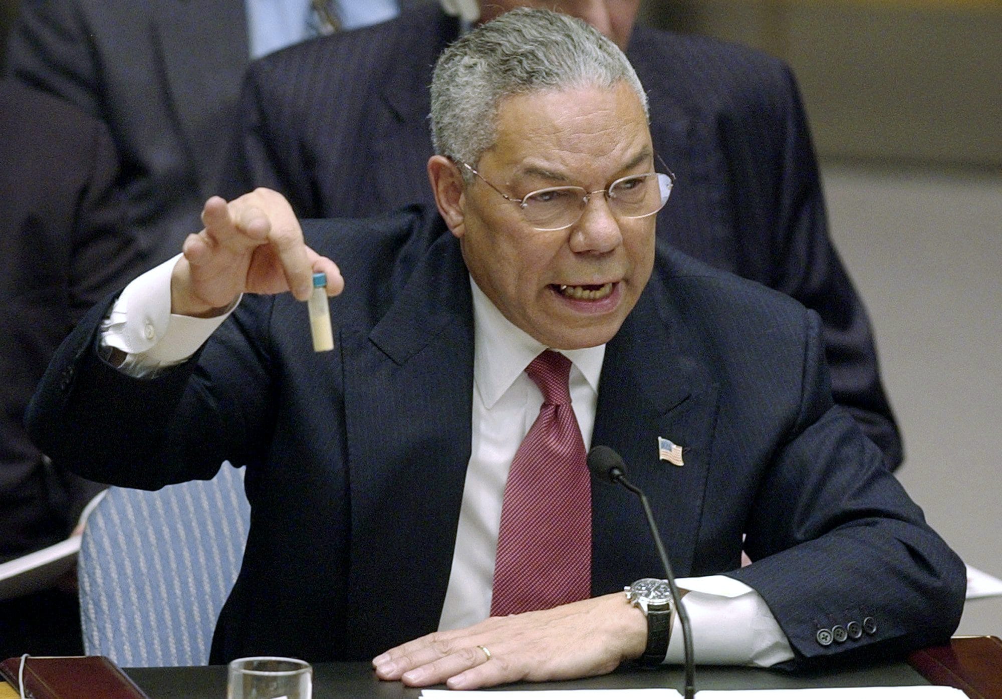 Colin Powell mostra al mondo intero le false prove del possesso di armi di distruzione di massa da parte di Saddam Hussein