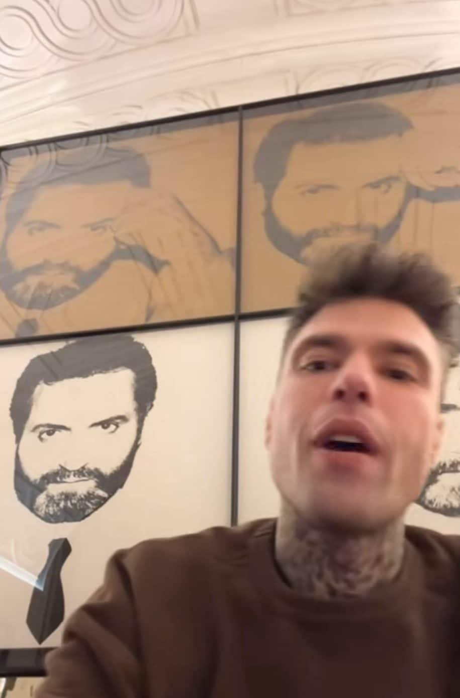 Fedez mostra il dipinto di Andy Warhol