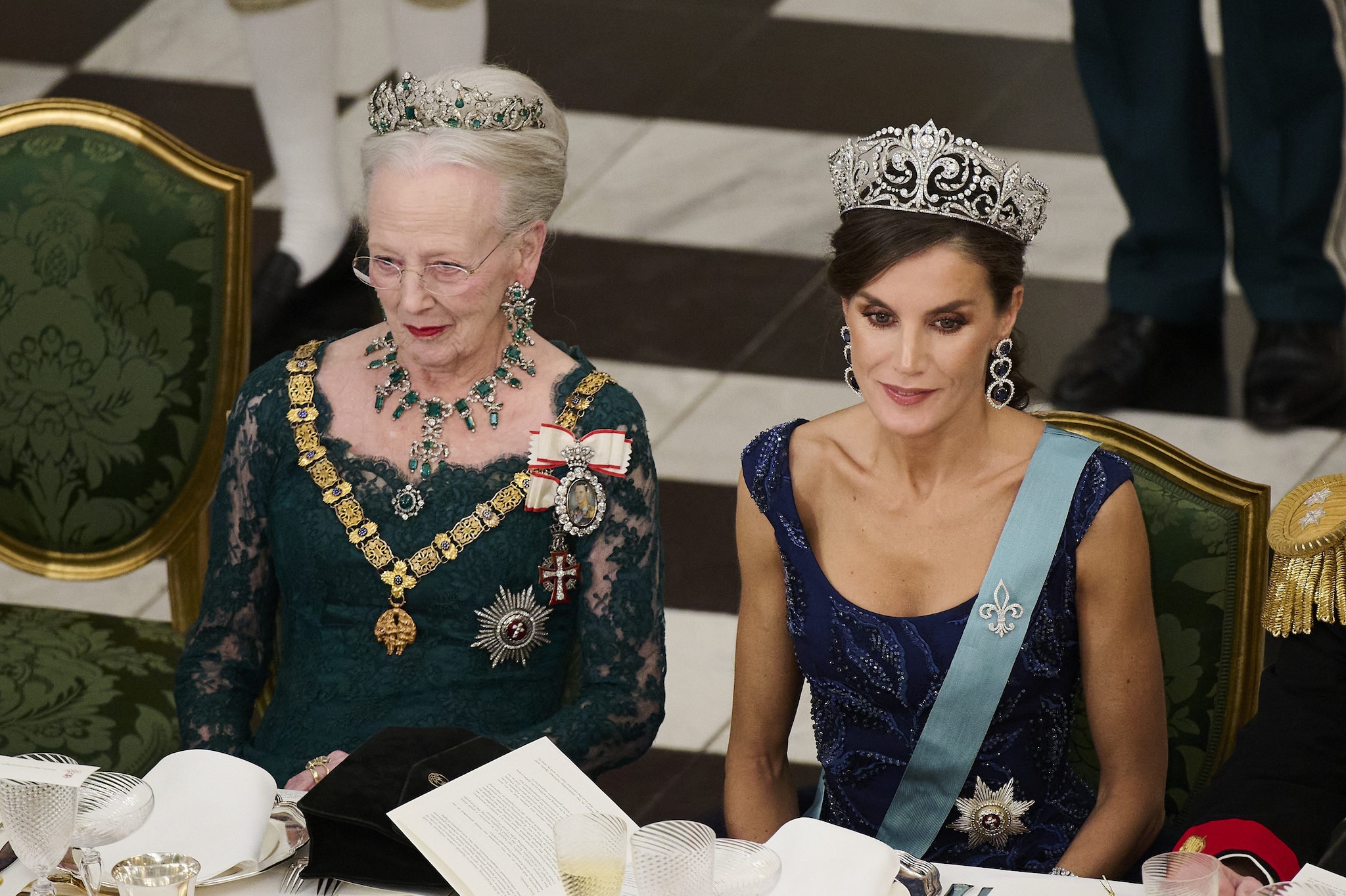 Margrethe II alla cena di Stato con la corona di smeraldi