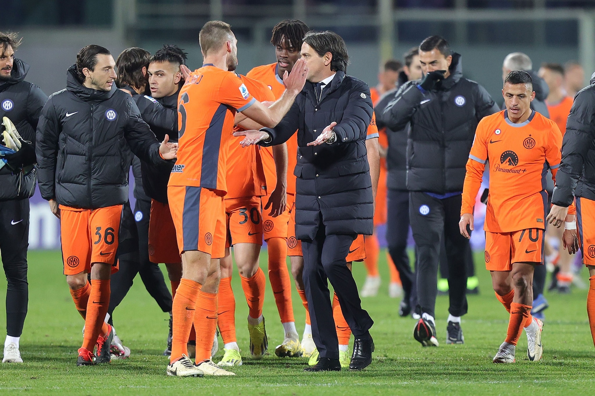 Simone Inzaghi abbraccia la squadra dopo la vittoria sul campo della Fiorentina.