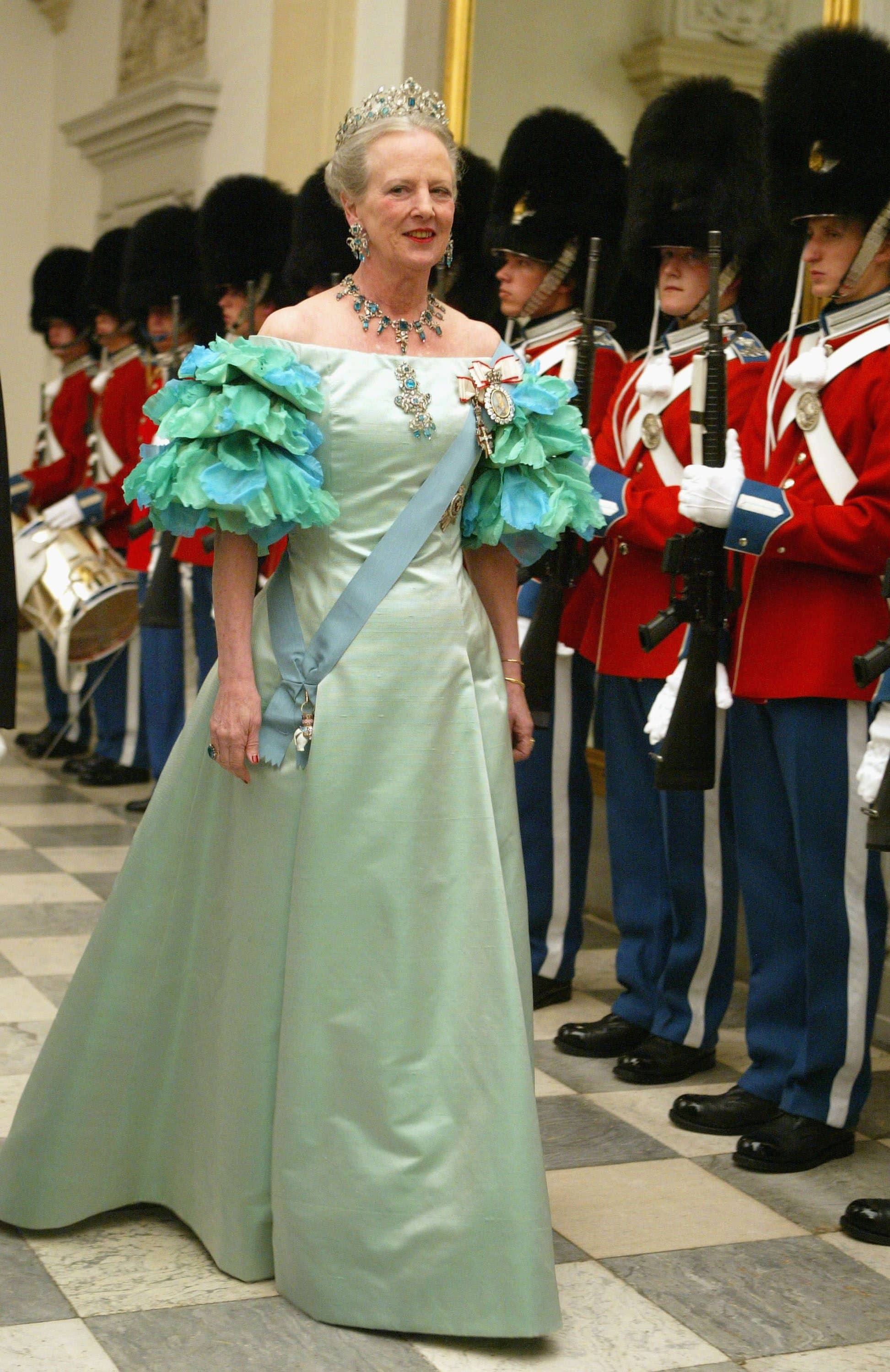 La regina Margrethe II con la parure di smeraldi e diamanti