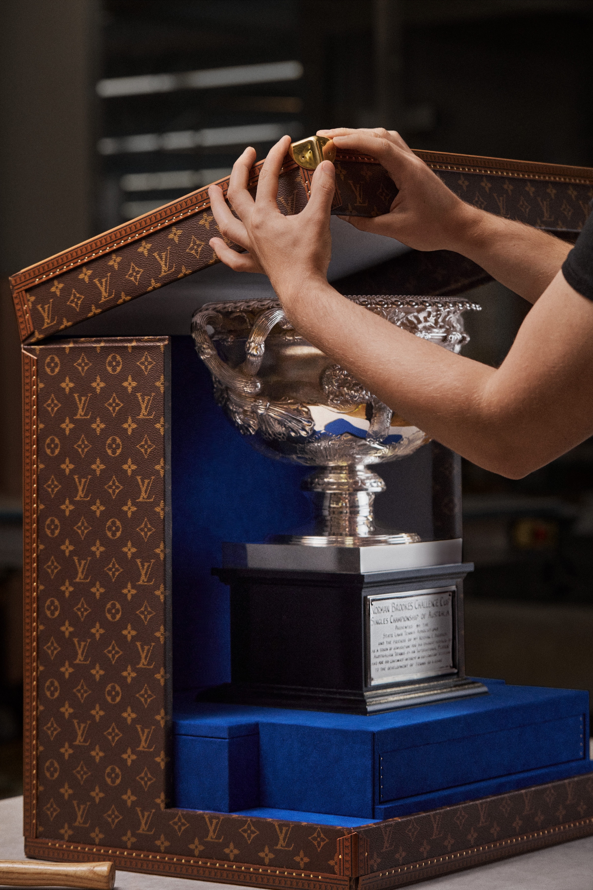 Una coppa dell'Australian Slam all'interno del baule Louis Vuitton