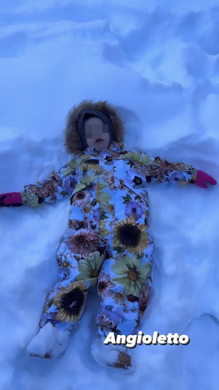 Vittoria fa l'angioletto nella neve