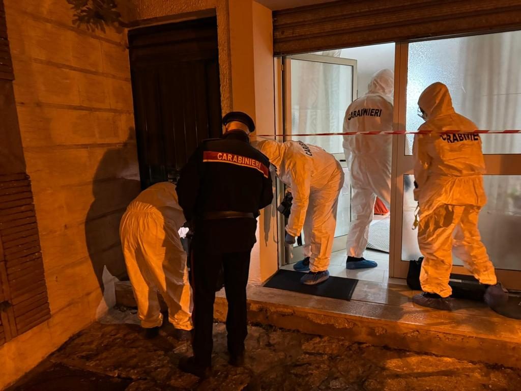 I carabinieri impegnati ad eseguire i rilievi all'esterno e all'interno dell'abitazione della donna