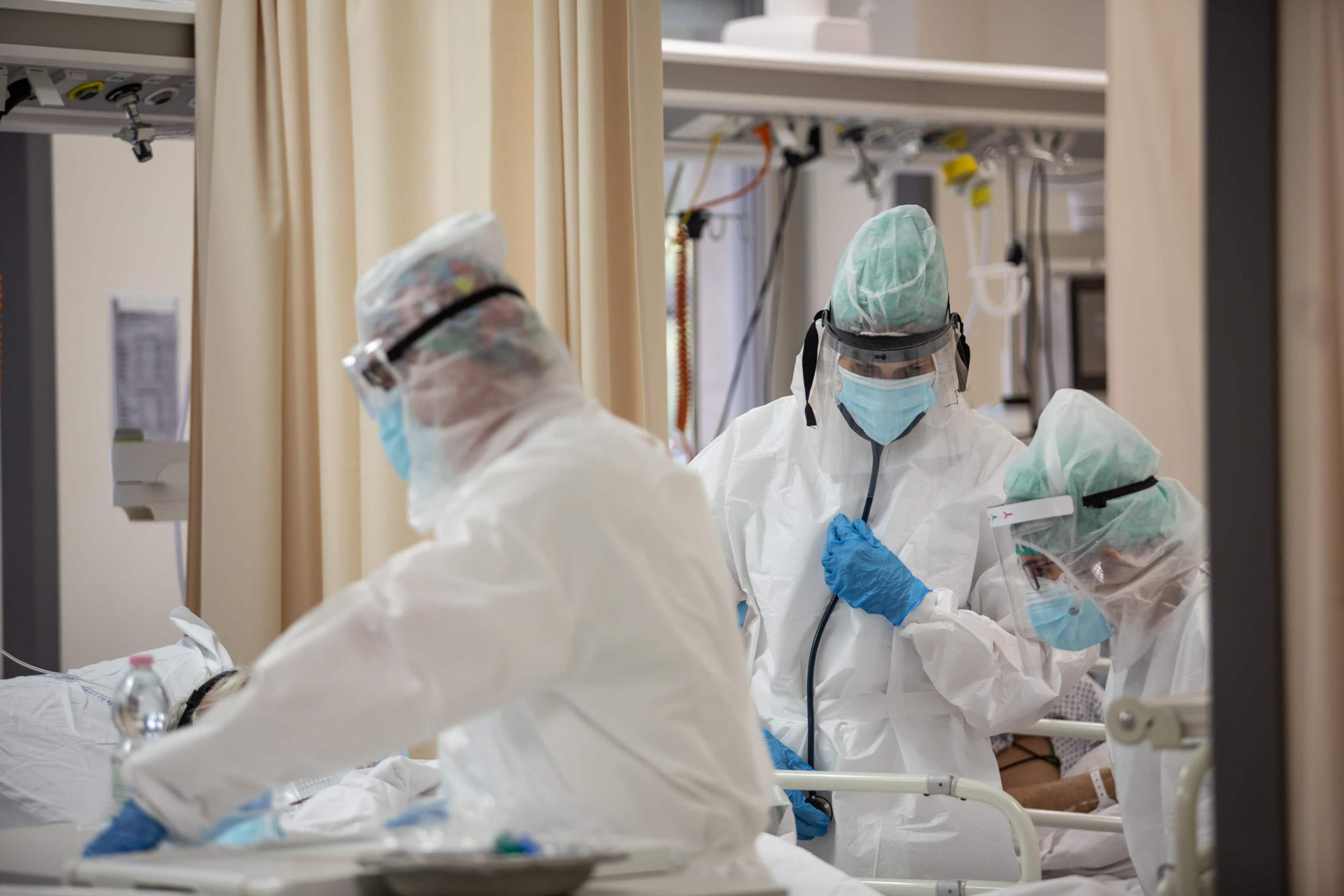 Operatori sanitari, che indossano tute protettive mediche e mascherine, al lavoro nella terapia intensiva dell'Ospedale Sant'Orsola di Bologna, 12 novembre 2020. Ansa/Max Cavallari