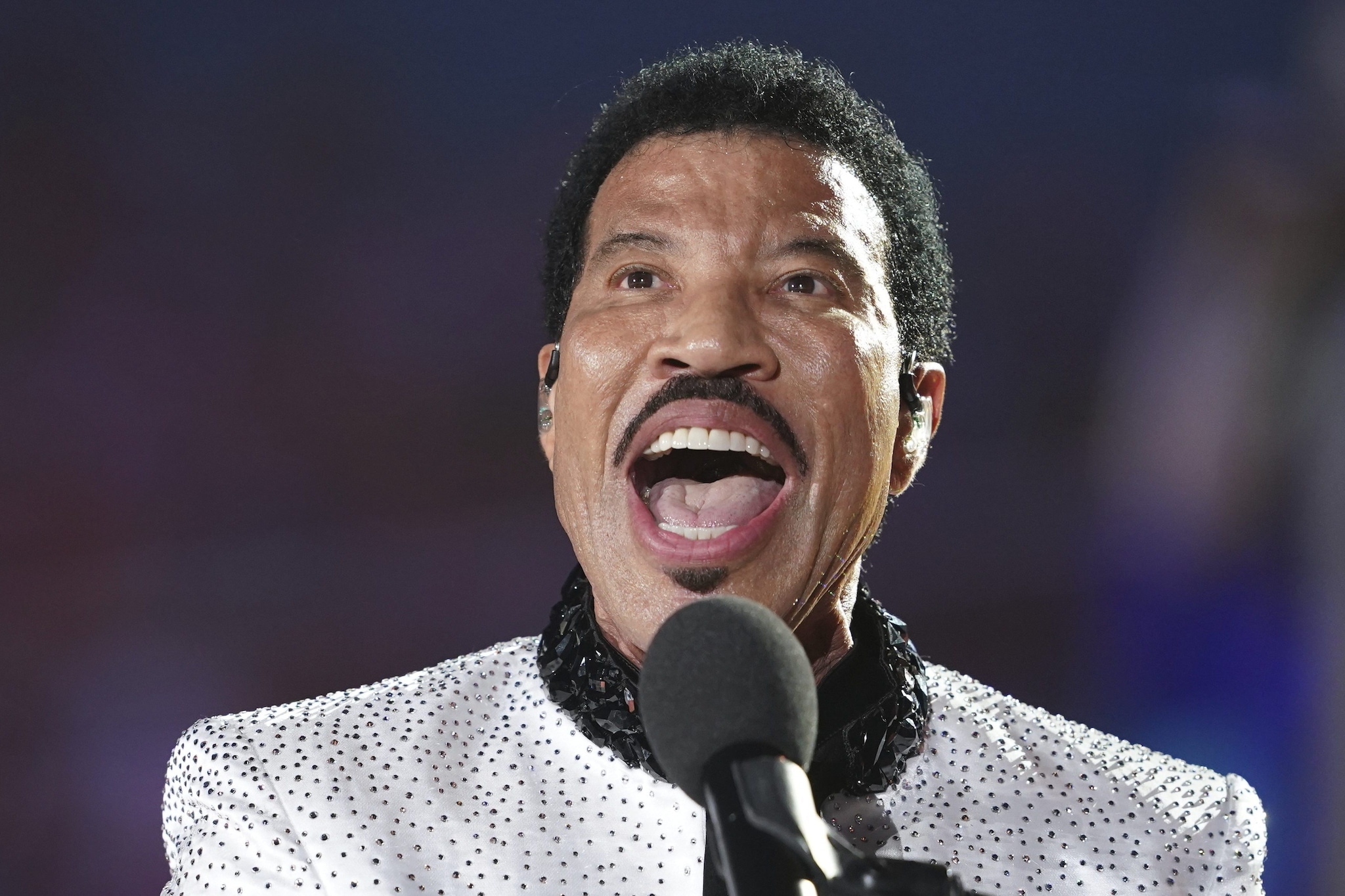 Lionel Richie ha scritto pezzi famosissimi, 'We Are The World' su tutti