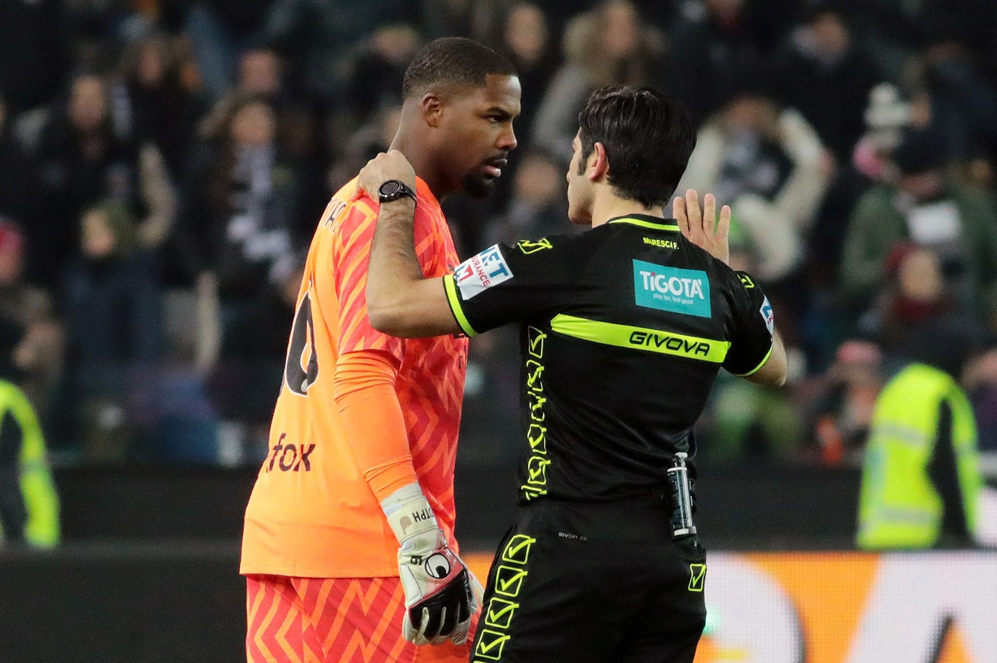 L'arbitro, Maresca, discute con il portiere del Milan, Maignan, poco prima della sospensione.