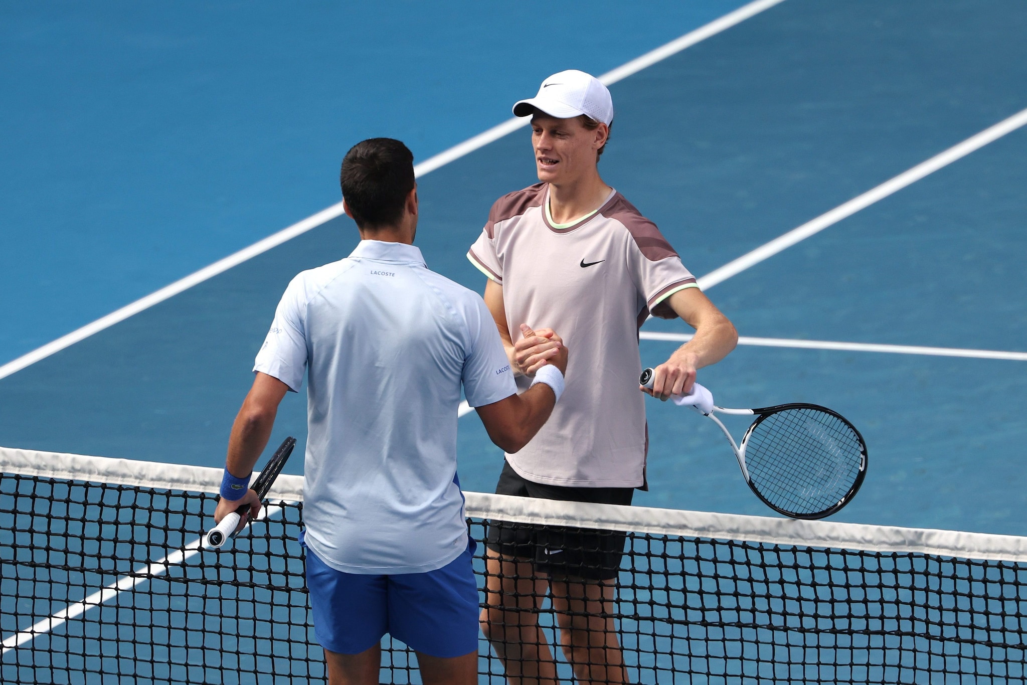 La stretta di mano tra Jannik Sinner e Novak Djokovic al termine della semifinale dell'Australian Open