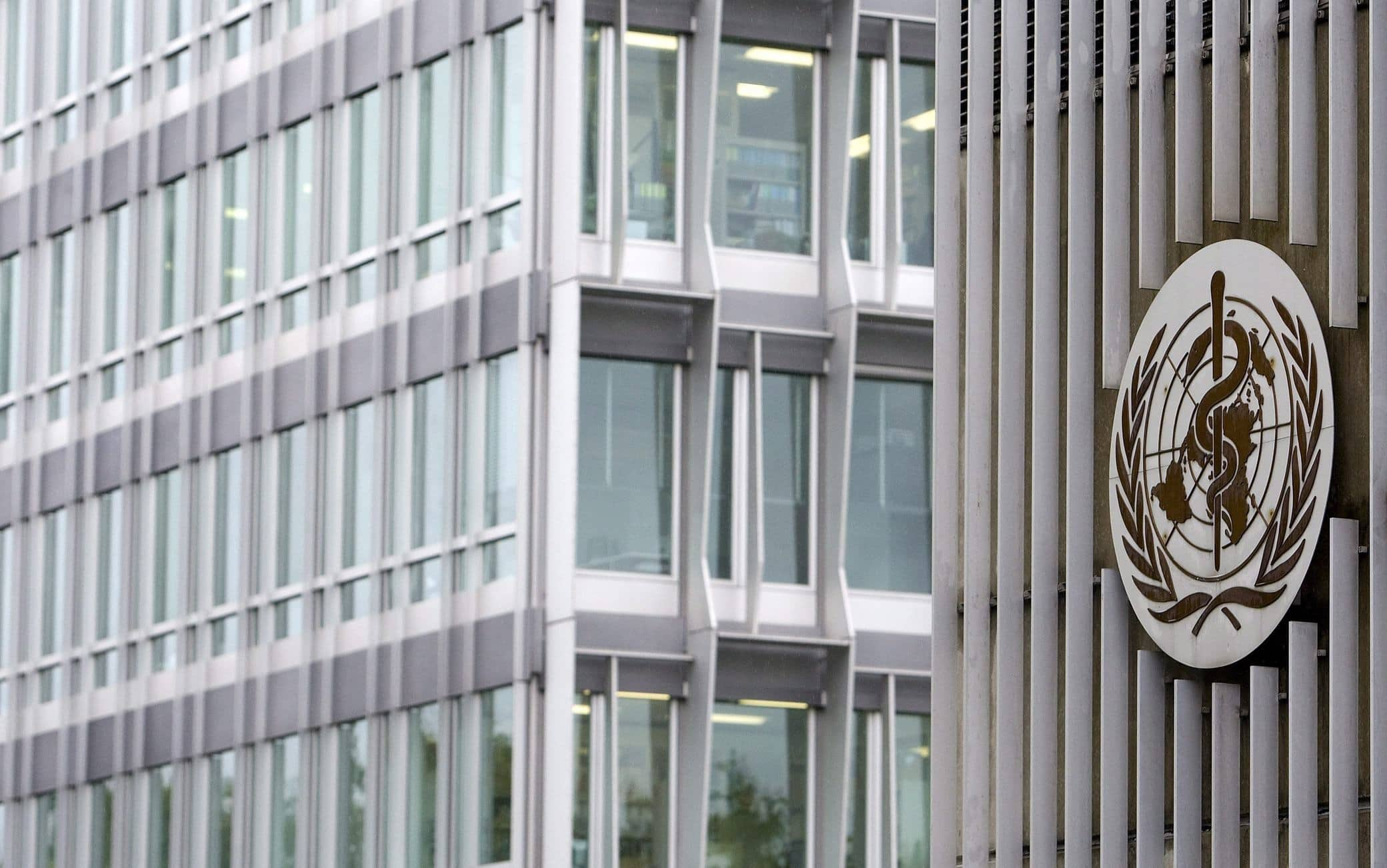 epa01711269 A view of the building of the World Health Organisation (WHO) headquarters in Geneva, Switzerland, 27 April 2009. A World Health Organisation emergency committee could raise its pandemic alert level to phase 4 or 5 as a deadly swine flu outbreak shows no signs of slowing, a spokesman for the agency said. EPA/SALVATORE DI NOLFI