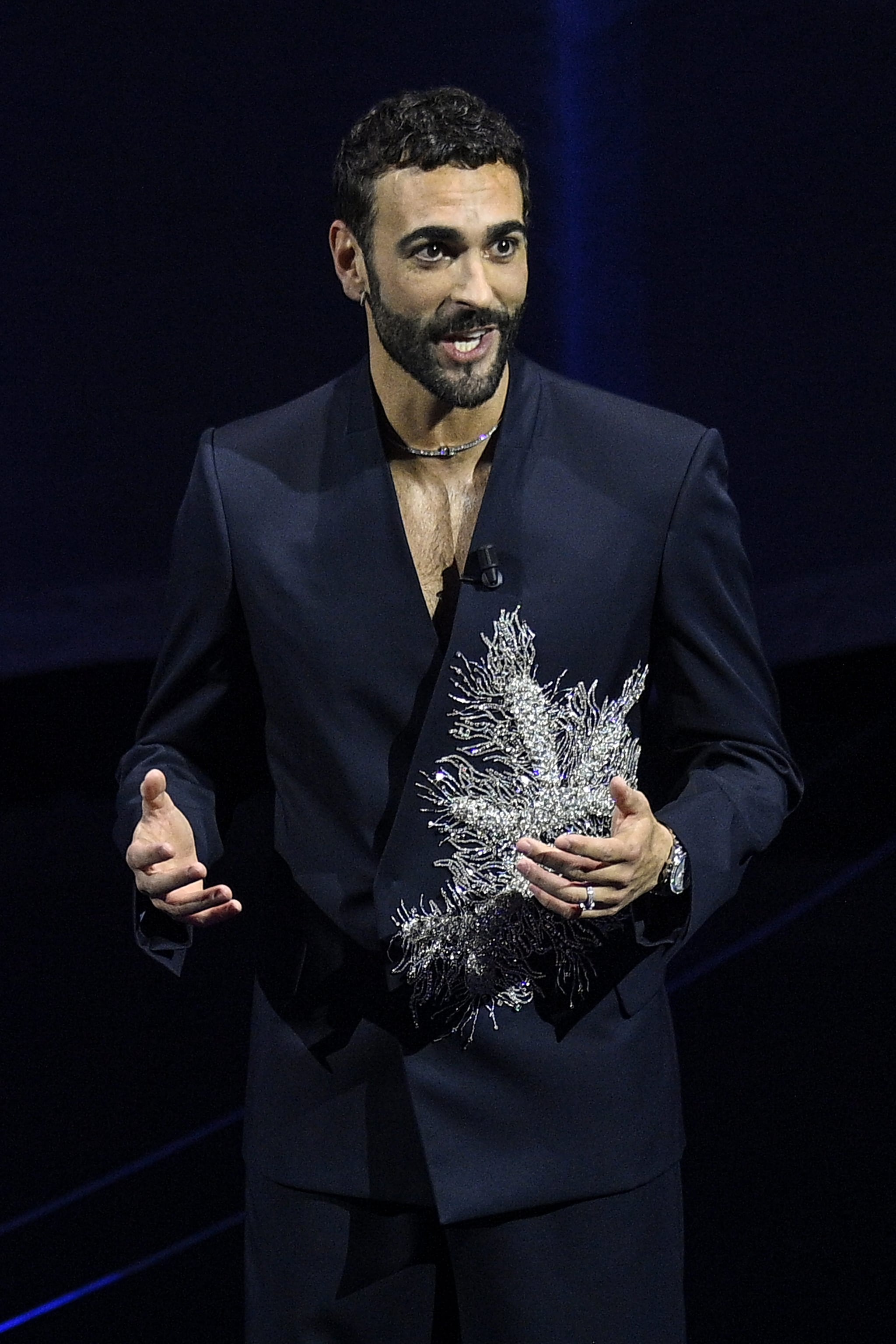 Marco Mengoni in Emporio Armani, gioielli TRiffant&Co.