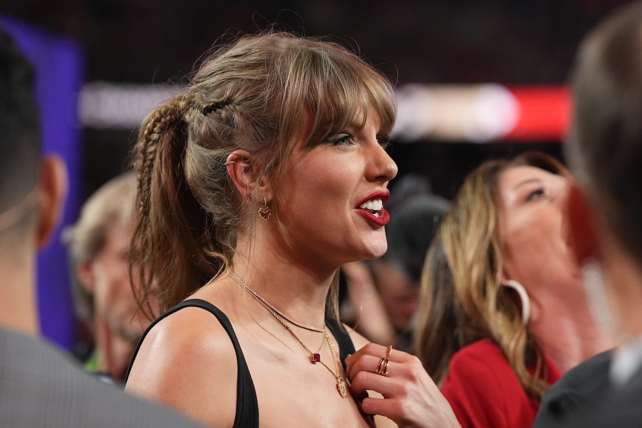 Taylor Swift con la collana dedicata al fidanzato