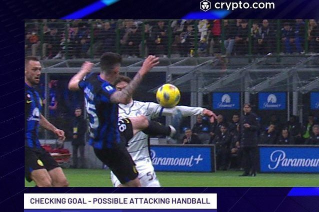 Il momento in cui Bastoni alza la gamba ma la palla è già sul braccio di Miranchuk (foto DAZN).