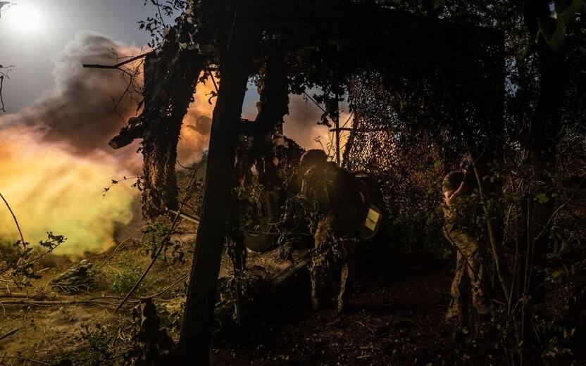 DONETSK OBLAST, UKRAINE - JULY 27: Ukrainian soldiers fire artillery on Russian positions on the frontline in the city of Avdiivka, Donetsk Oblast, Ukraine on July 27, 2023 amid Russia-Ukraine war. (Photo by Diego Herrera Carcedo/Anadolu Agency via Getty Images)