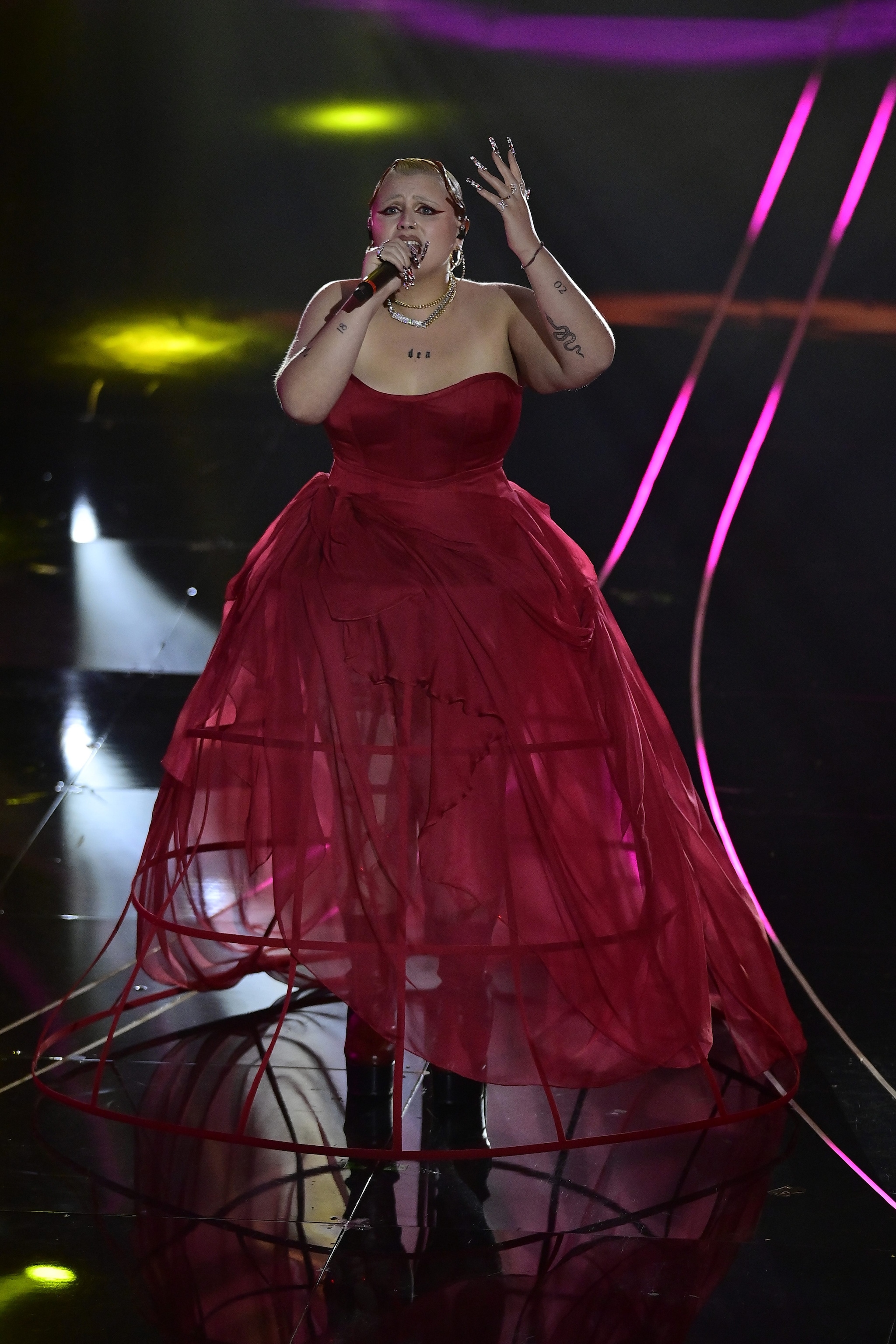 BigMama canta durante la finale