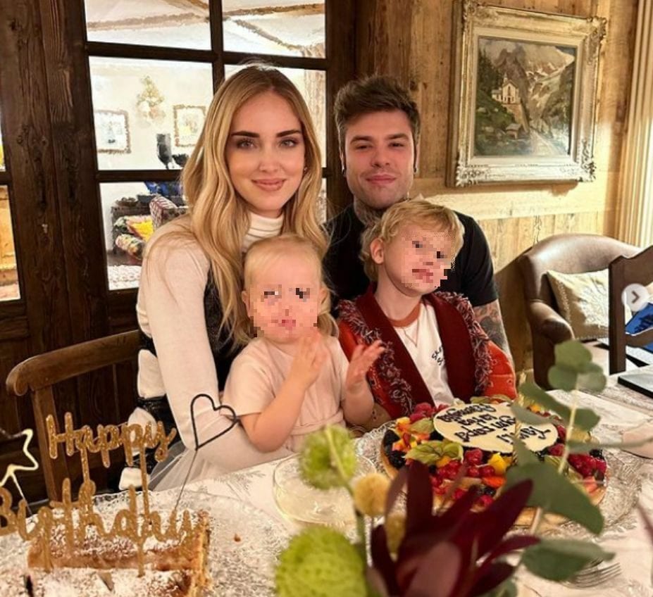 Fedez e Chiara Ferragni con i figli Leone e Vittoria