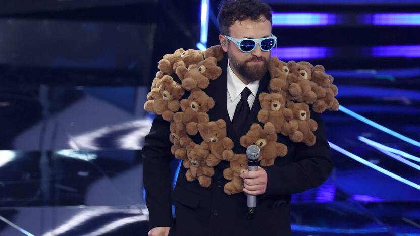 SANREMO, ITALY - FEBRUARY 06: Dargen D'Amico attends the 74th Sanremo Music Festival 2024 at Teatro Ariston on February 06, 2024 in Sanremo, Italy. (Photo by Daniele Venturelli/Daniele Venturelli/Getty Images )