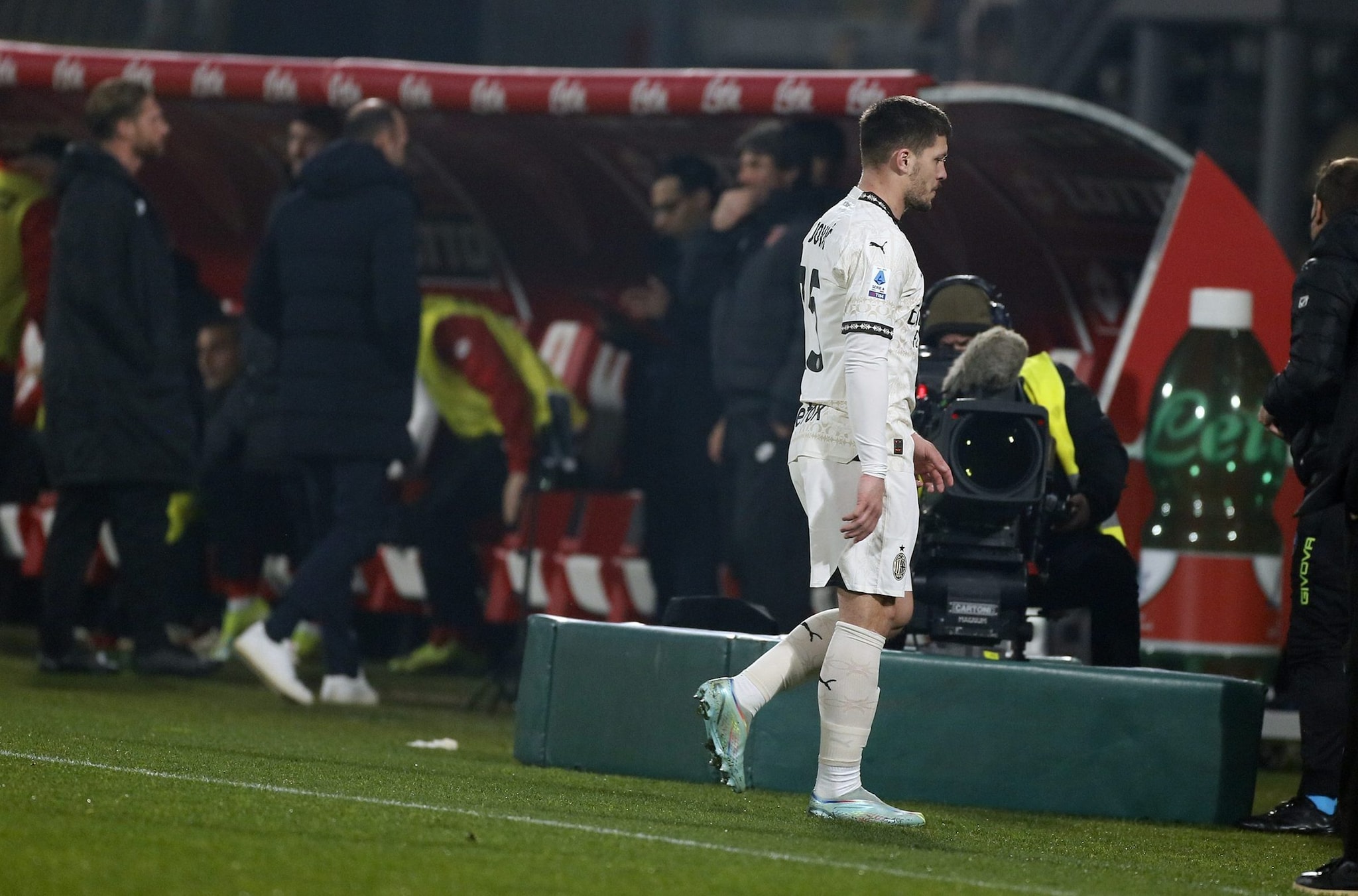 Il calciatore del Milan abbandona il campo senza protestare dopo il rosso.